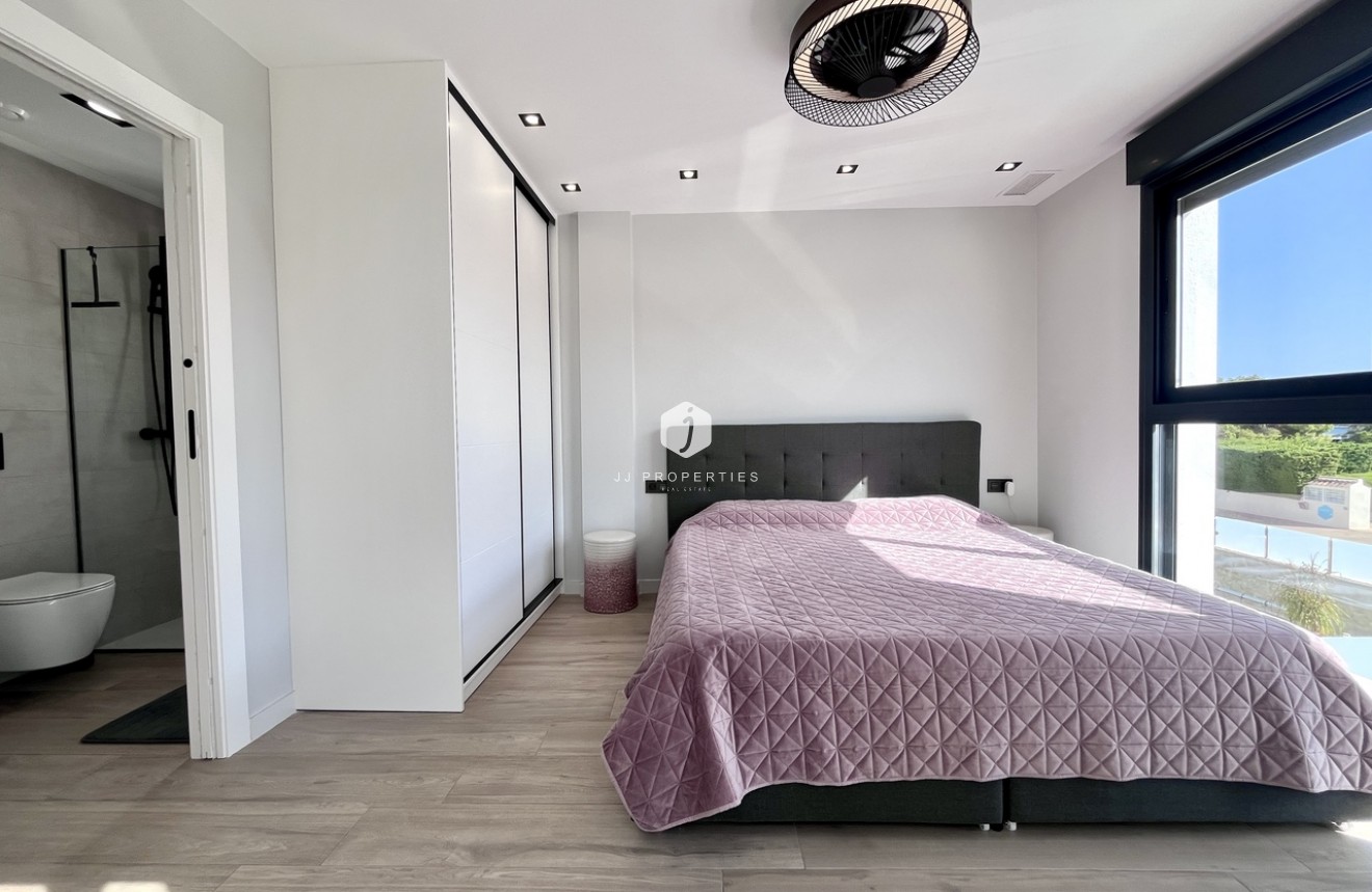 Resale - Villa -
Punta Prima - Costa Blanca