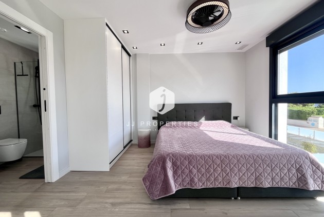 Resale - Villa -
Punta Prima - Costa Blanca