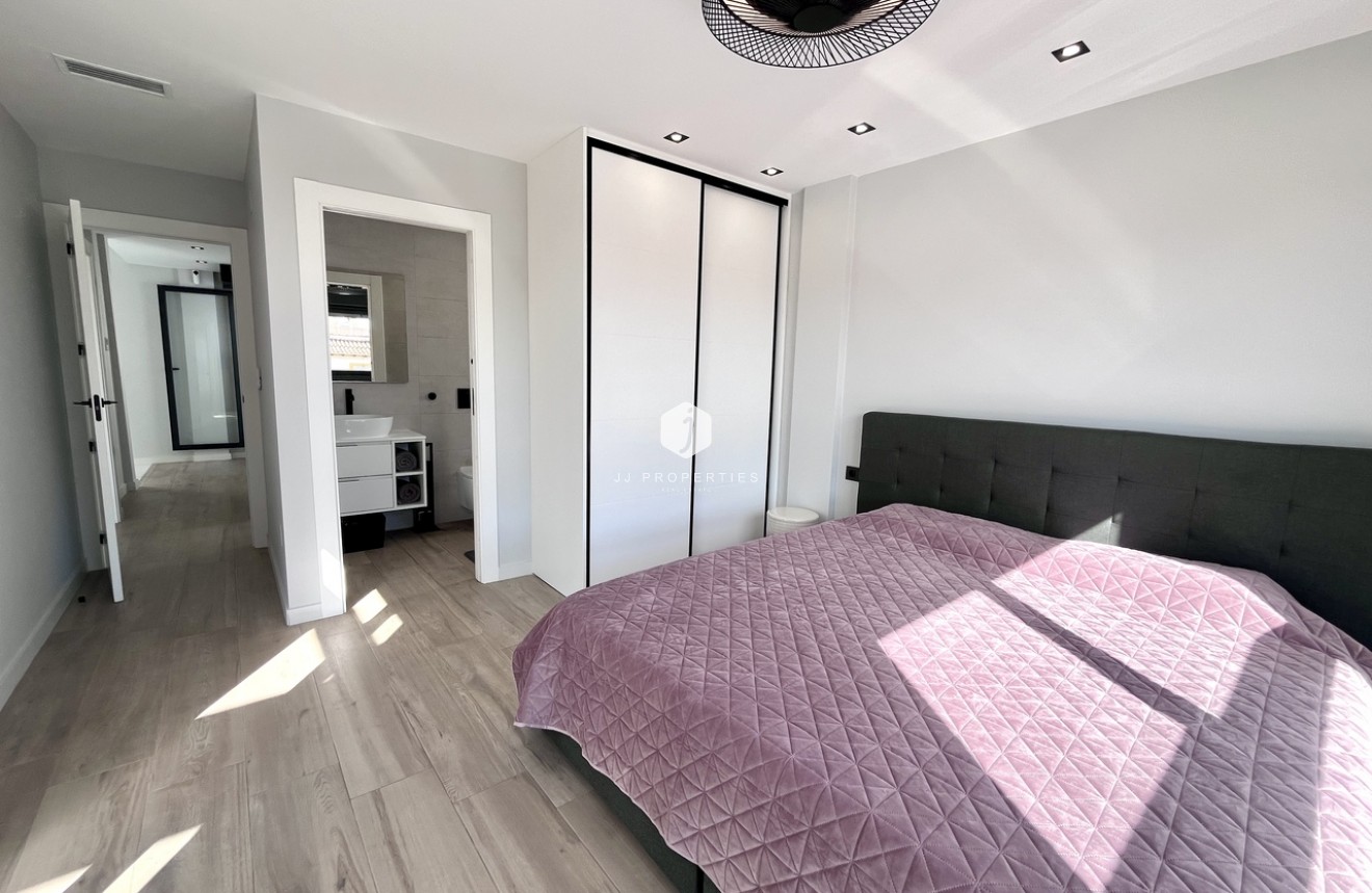 Resale - Villa -
Punta Prima - Costa Blanca