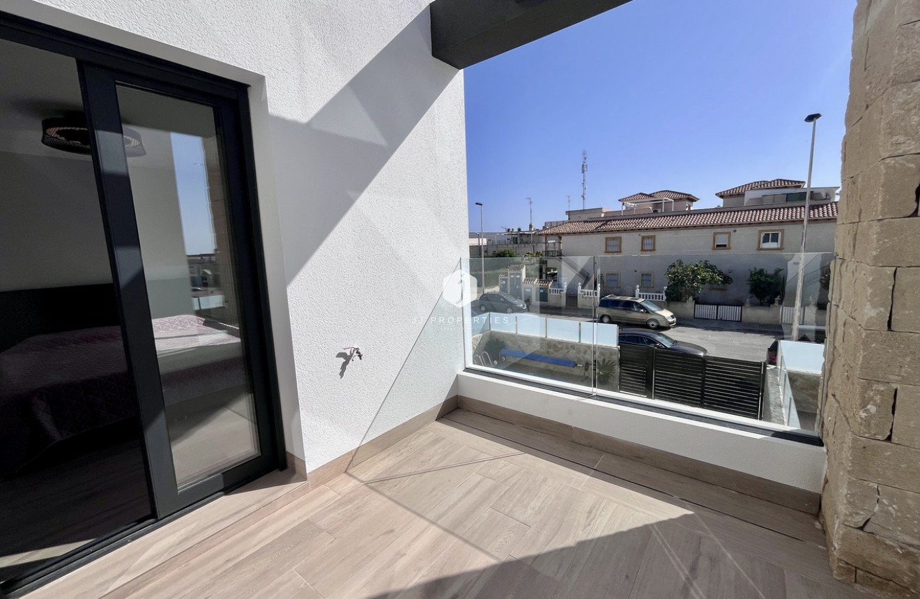 Resale - Villa -
Punta Prima - Costa Blanca