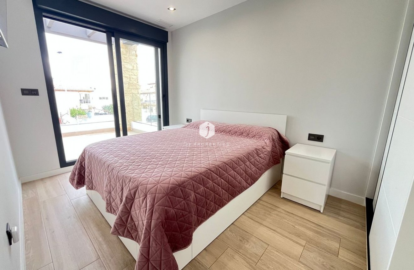Resale - Villa -
Punta Prima - Costa Blanca