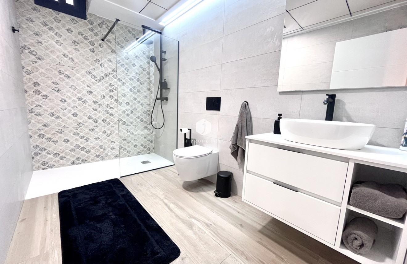 Resale - Villa -
Punta Prima - Costa Blanca
