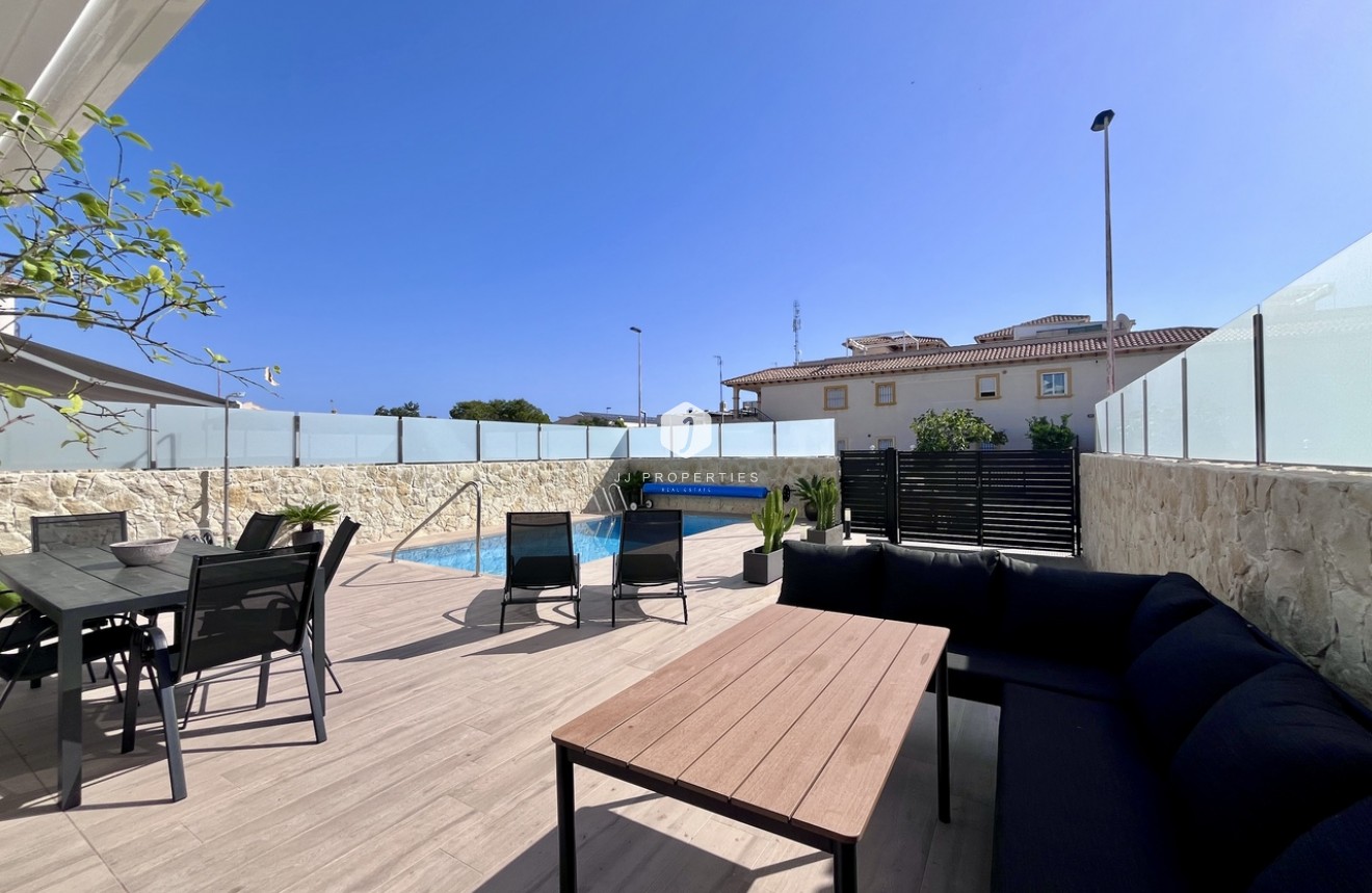 Resale - Villa -
Punta Prima - Costa Blanca