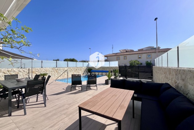 Resale - Villa -
Punta Prima - Costa Blanca