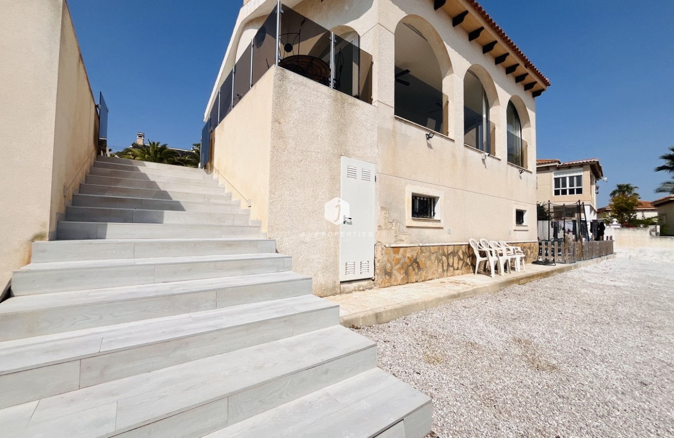Resale - Villa -
San Miguel de Salinas - Inland