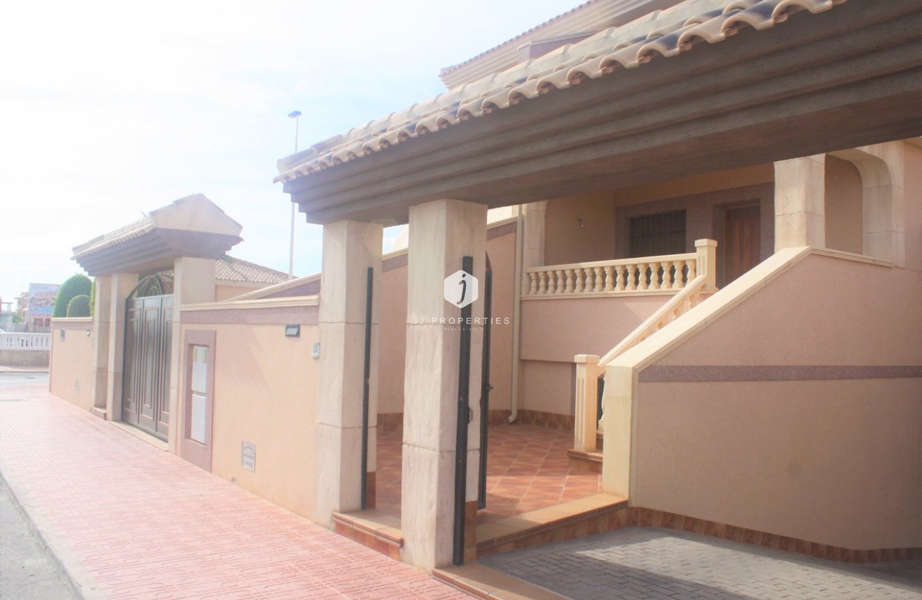 Resale - Chalet -
Los Altos - Costa Blanca