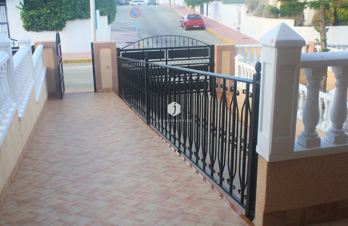Resale - Chalet -
Los Altos - Costa Blanca