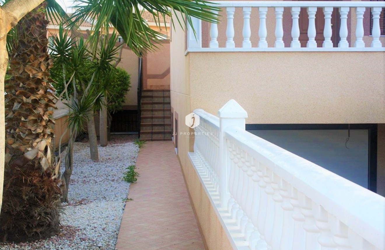 Resale - Chalet -
Los Altos - Costa Blanca