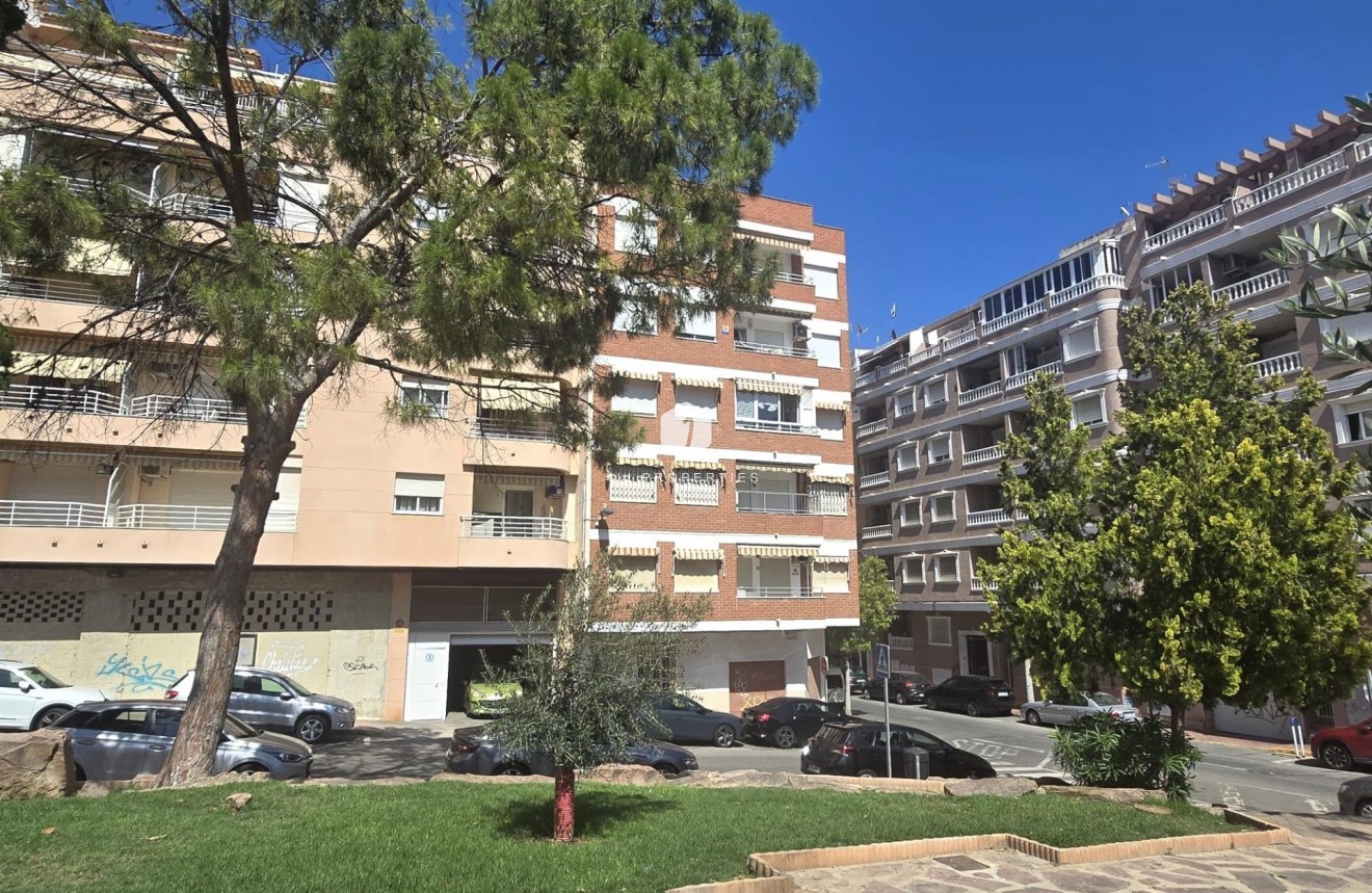 Resale - Apartment / flat -
Torrevieja - Playa del Cura