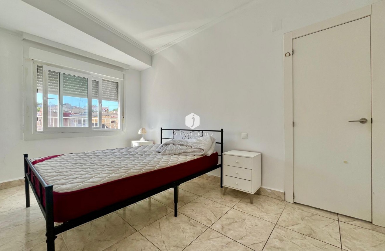 Segunda mano - Apartamento / piso -
Rojales