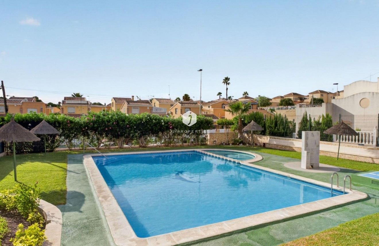 Resale - Townhouse -
Torrevieja - Lago jardin
