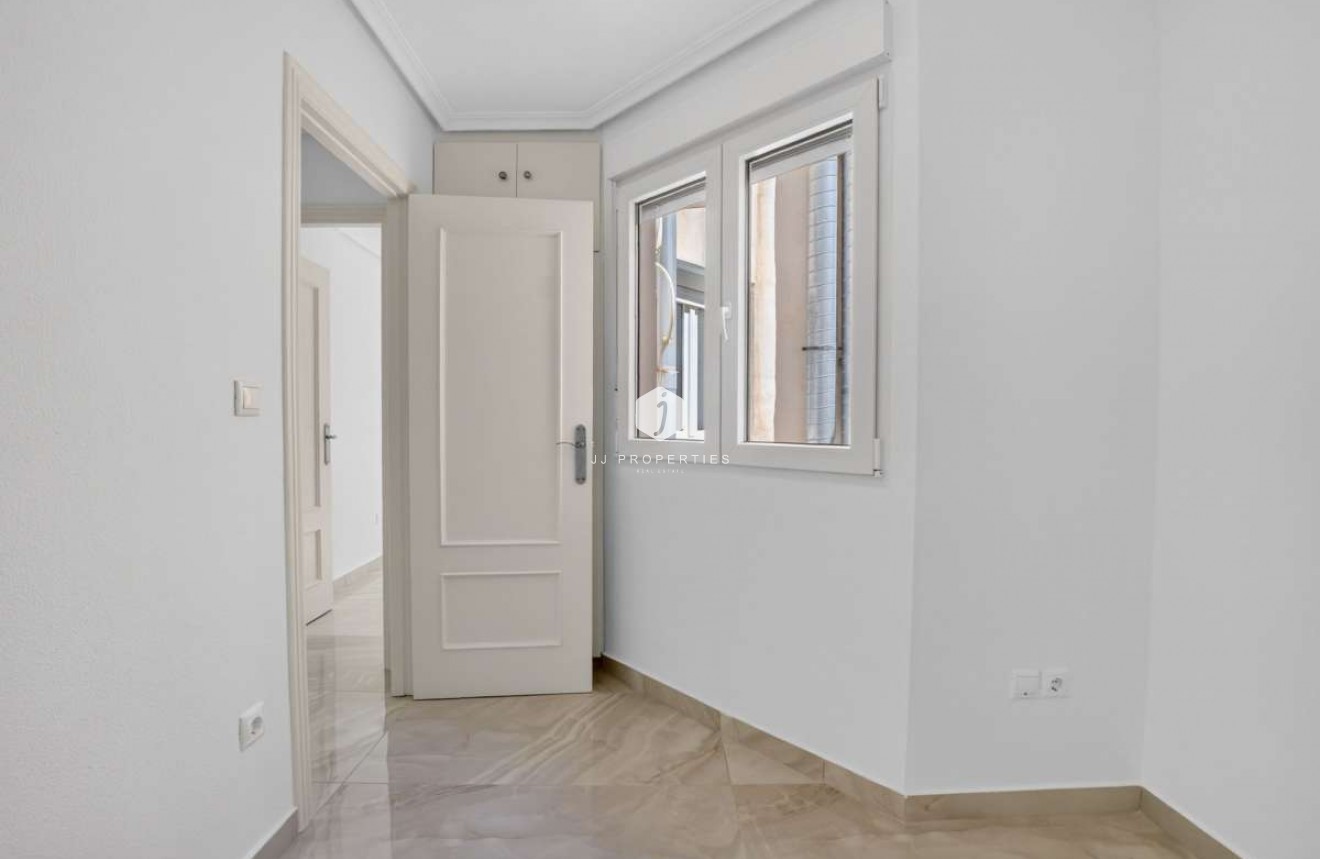 Resale - Apartment / flat -
Torrevieja - Costa Blanca