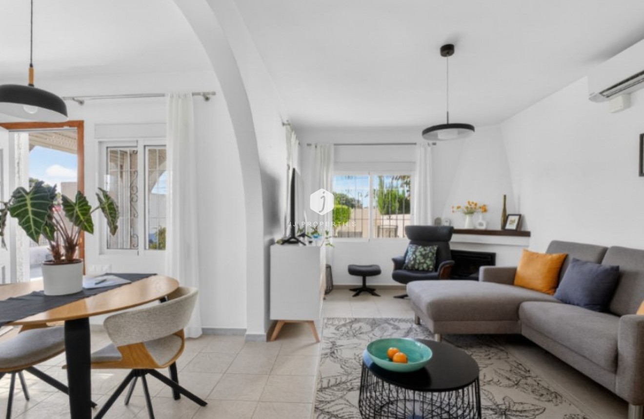 Resale - Villa -
Torrevieja - Costa Blanca