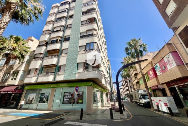 Z drugiej ręki - Mieszkanie w bloku -
Torrevieja - Centro