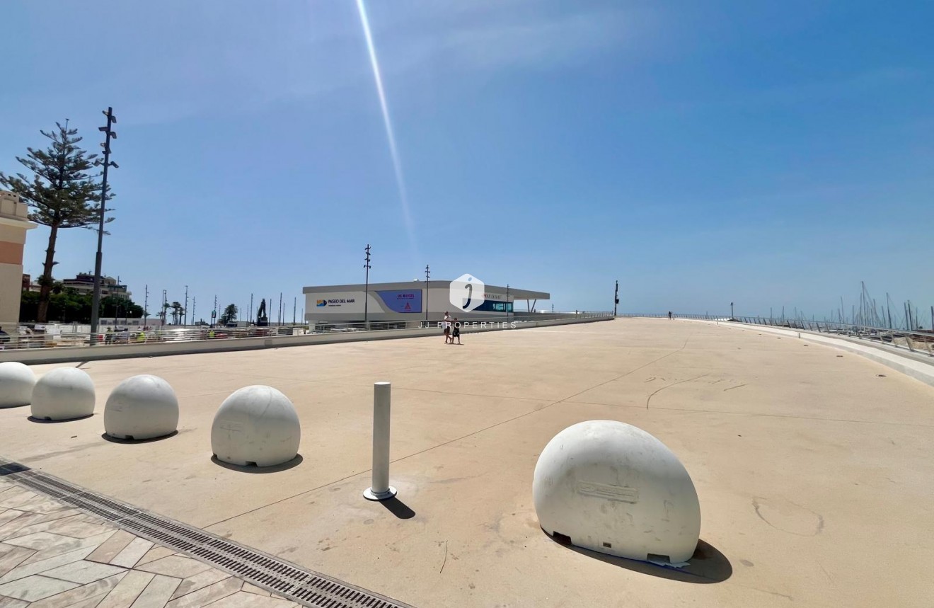 Z drugiej ręki - Mieszkanie w bloku -
Torrevieja - Centro