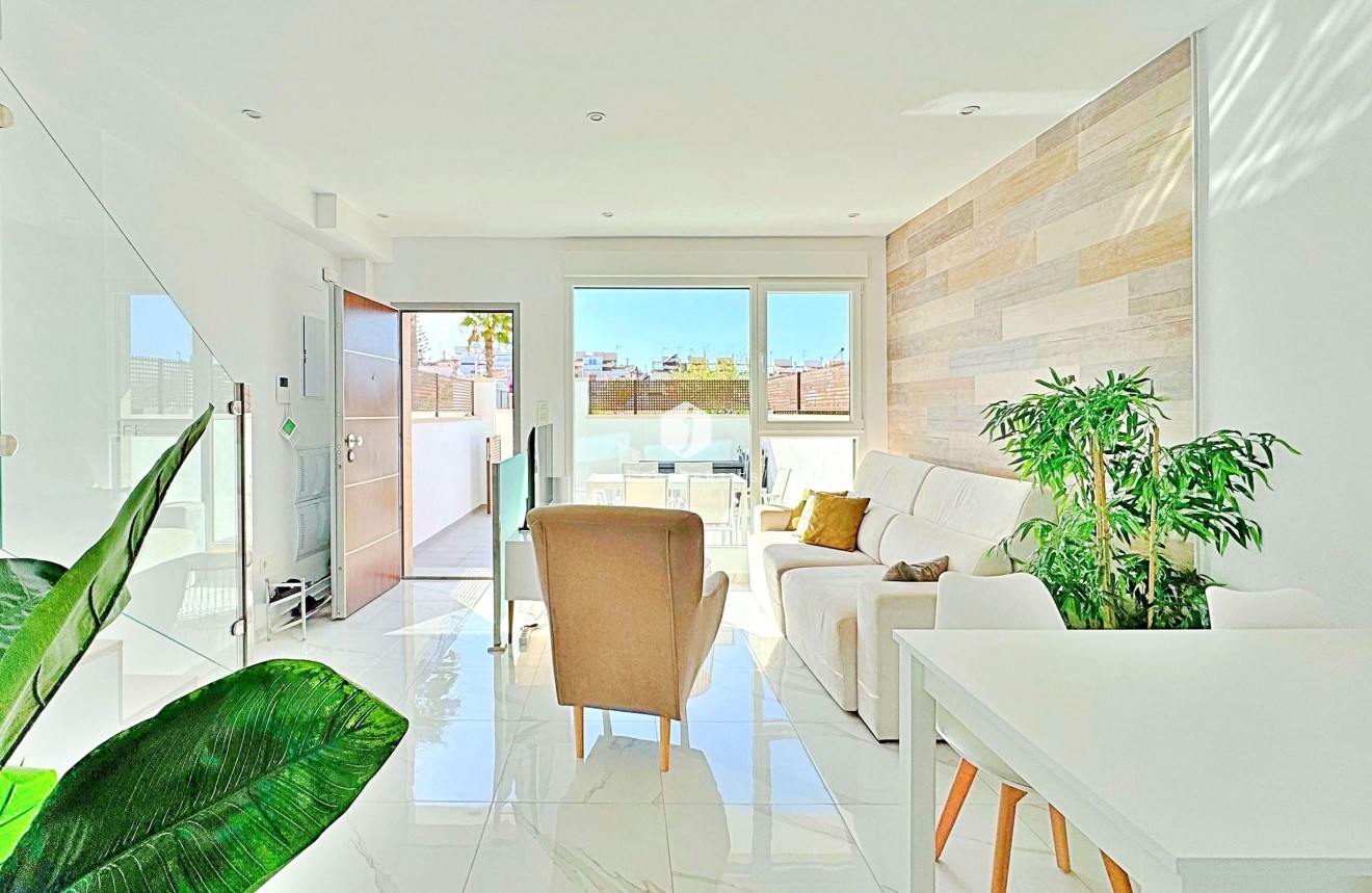 Resale - Chalet -
Torrevieja - Costa Blanca