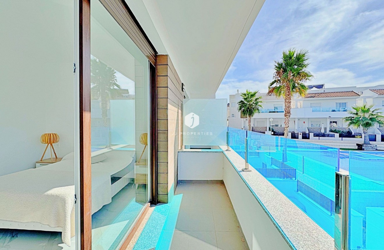 Resale - Chalet -
Torrevieja - Costa Blanca