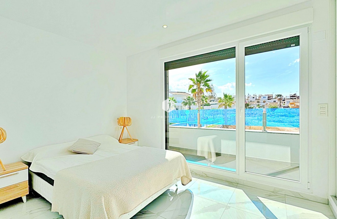 Resale - Chalet -
Torrevieja - Costa Blanca