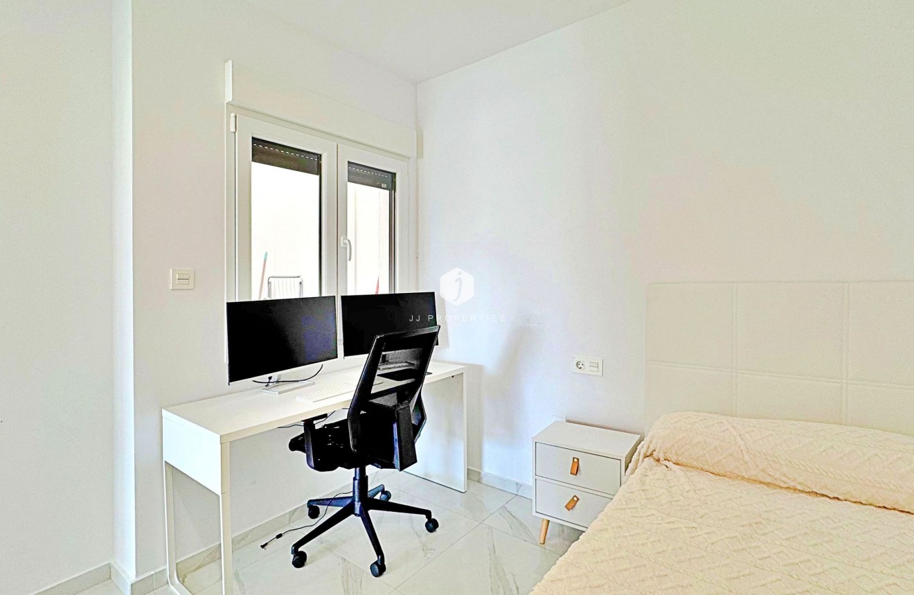 Resale - Chalet -
Torrevieja - Costa Blanca