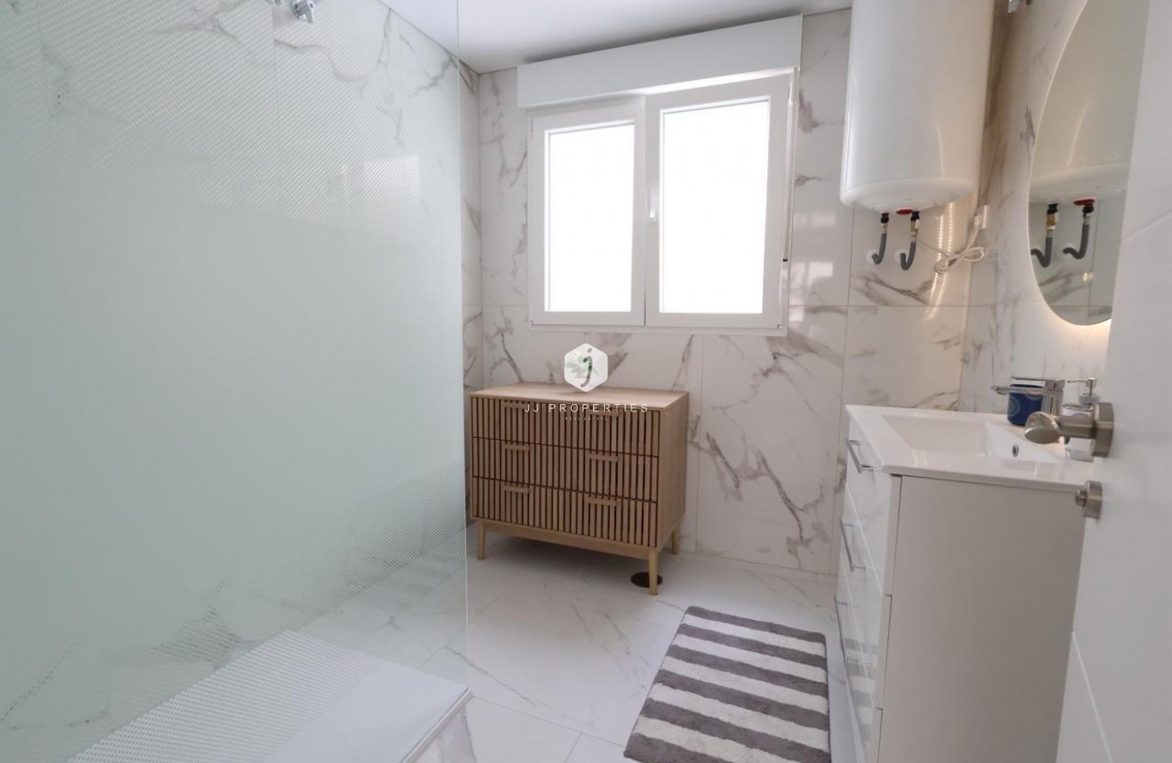 Resale - Apartment / flat -
Torrevieja - Costa Blanca