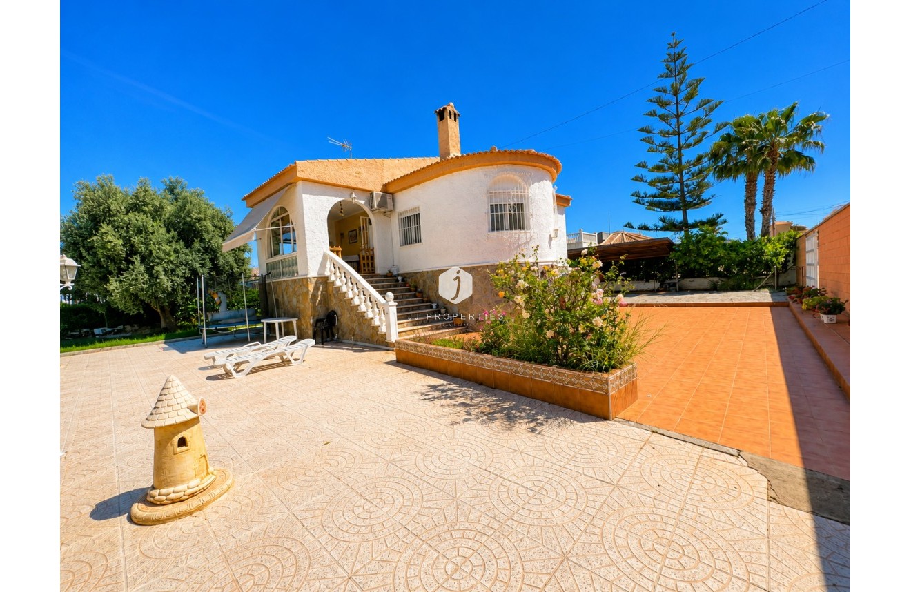 Resale - Villa -
Torrevieja - Costa Blanca