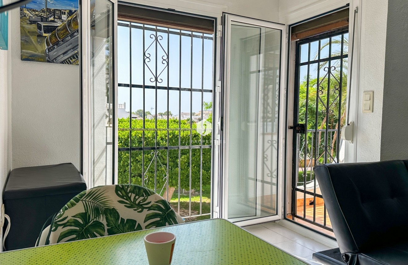 Aus zweiter Hand - Bungalow -
San Miguel de Salinas - Inland