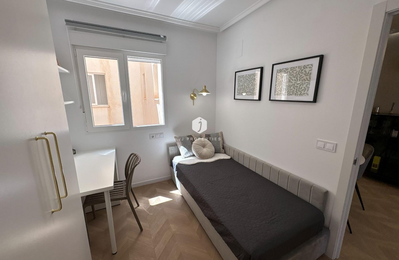Resale - Apartment / flat -
Torrevieja - Playa del Cura