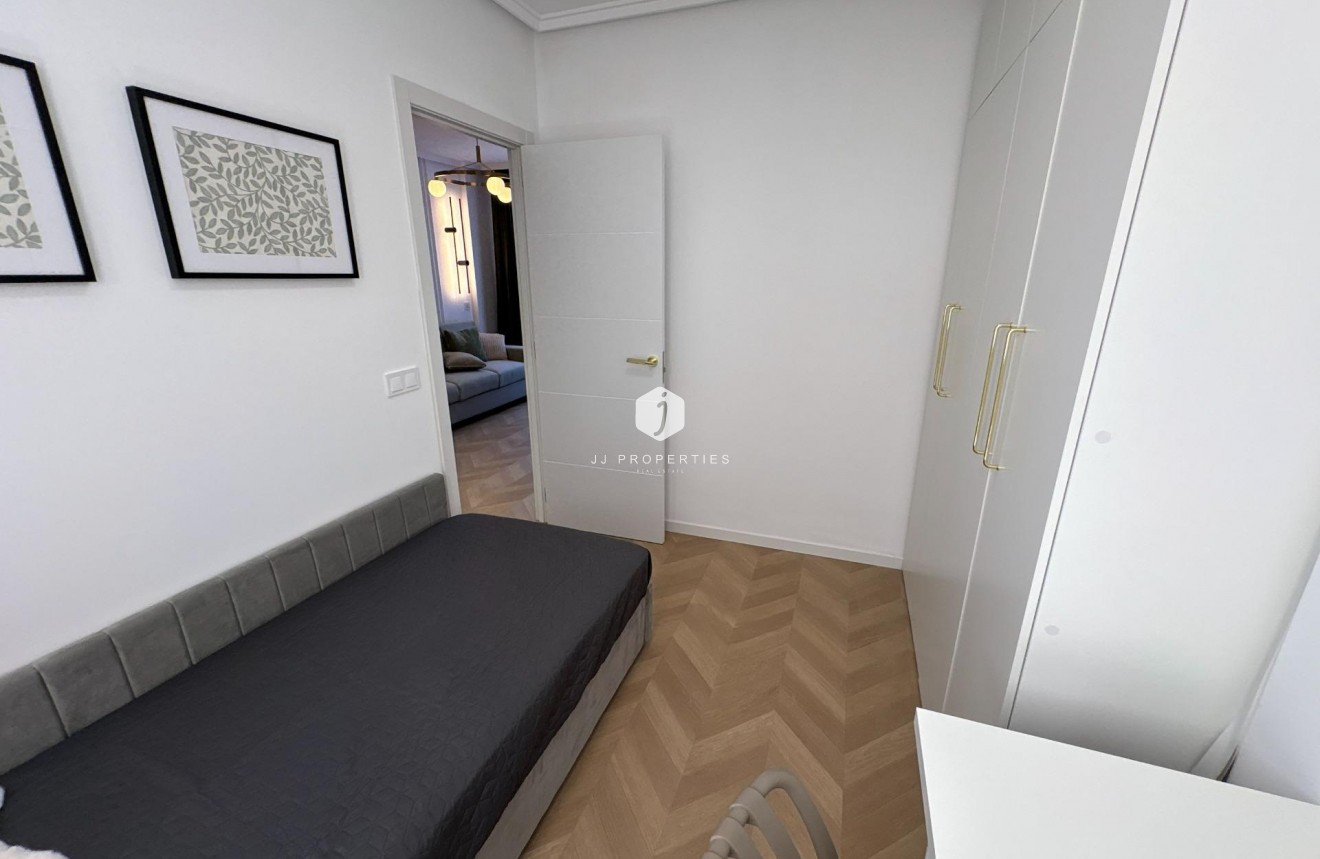 Resale - Apartment / flat -
Torrevieja - Playa del Cura