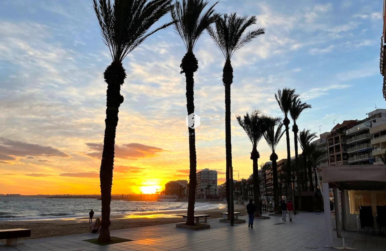 Resale - Apartment / flat -
Torrevieja - Playa del Cura