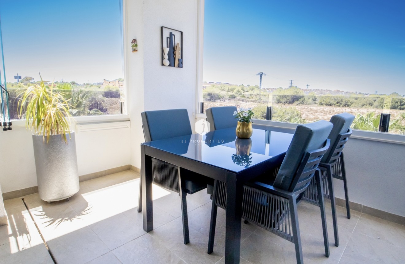 Aus zweiter Hand - Penthouse -
Los Altos - AMANECER