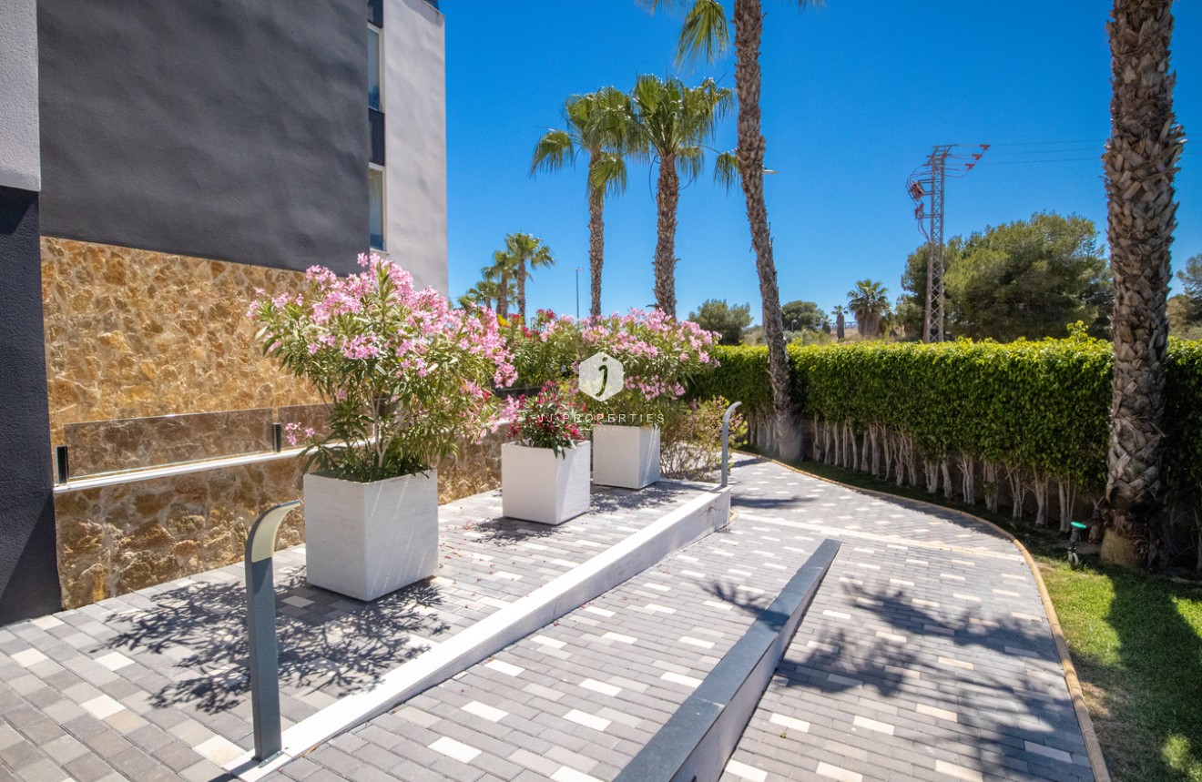 Aus zweiter Hand - Penthouse -
Los Altos - AMANECER
