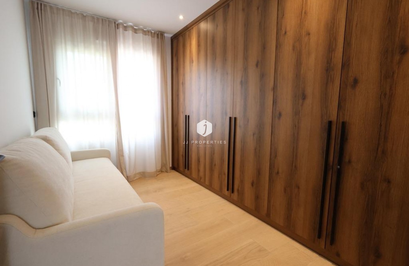 Aus zweiter Hand - Penthouse -
Algorfa - Inland