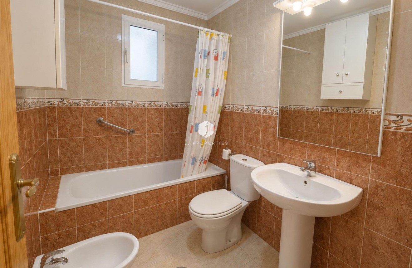 Aus zweiter Hand - Wohnung -
Torrevieja - Estacion de autobuses