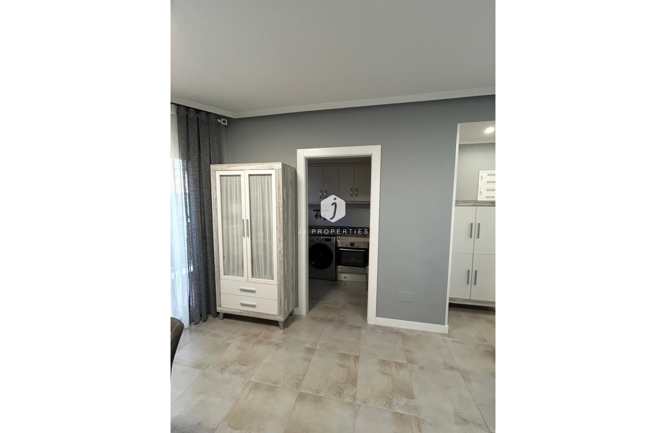 D'occasion - Appartement -
Torrevieja - Playa del Cura