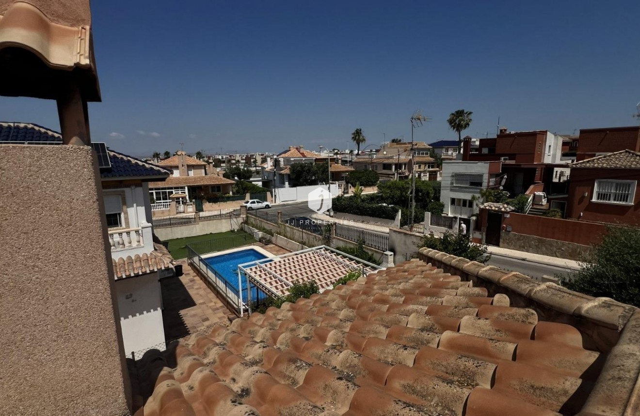 D'occasion - Villa -
Torrevieja - aguas nuevas