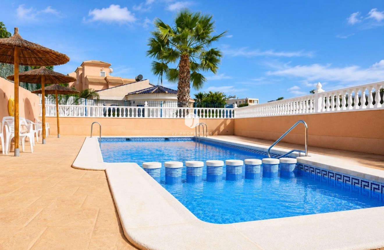 Resale - Chalet -
Orihuela Costa - La Zenia