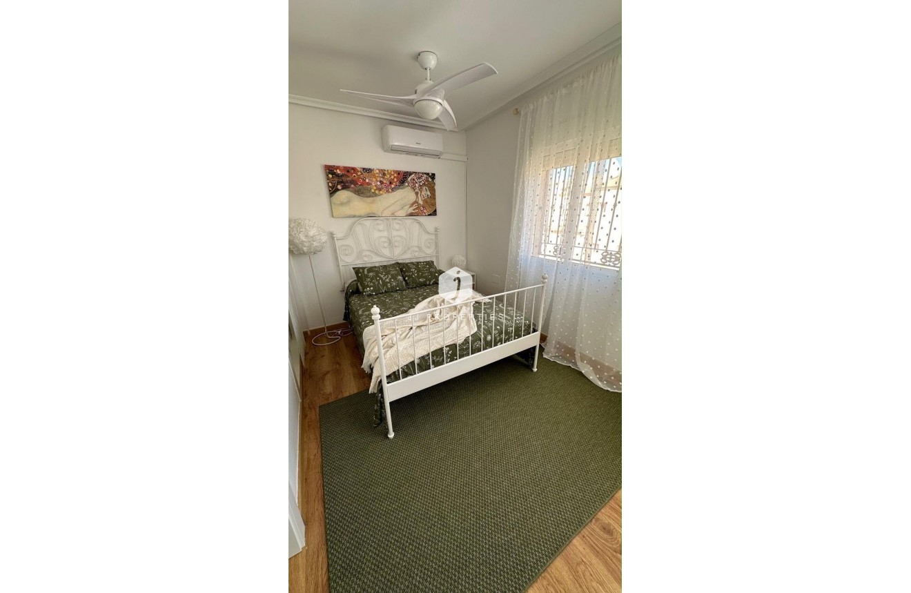 Resale - Chalet -
Orihuela Costa - La Zenia