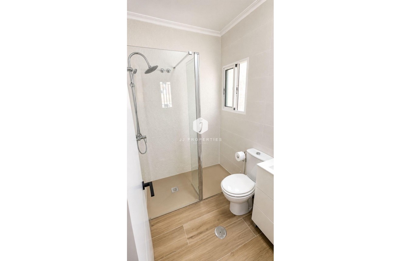 Resale - Chalet -
Orihuela Costa - La Zenia