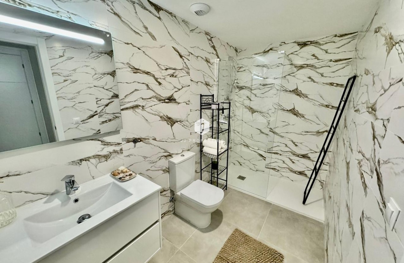Resale - Apartment / flat -
Dehesa de Campoamor - Costa Blanca