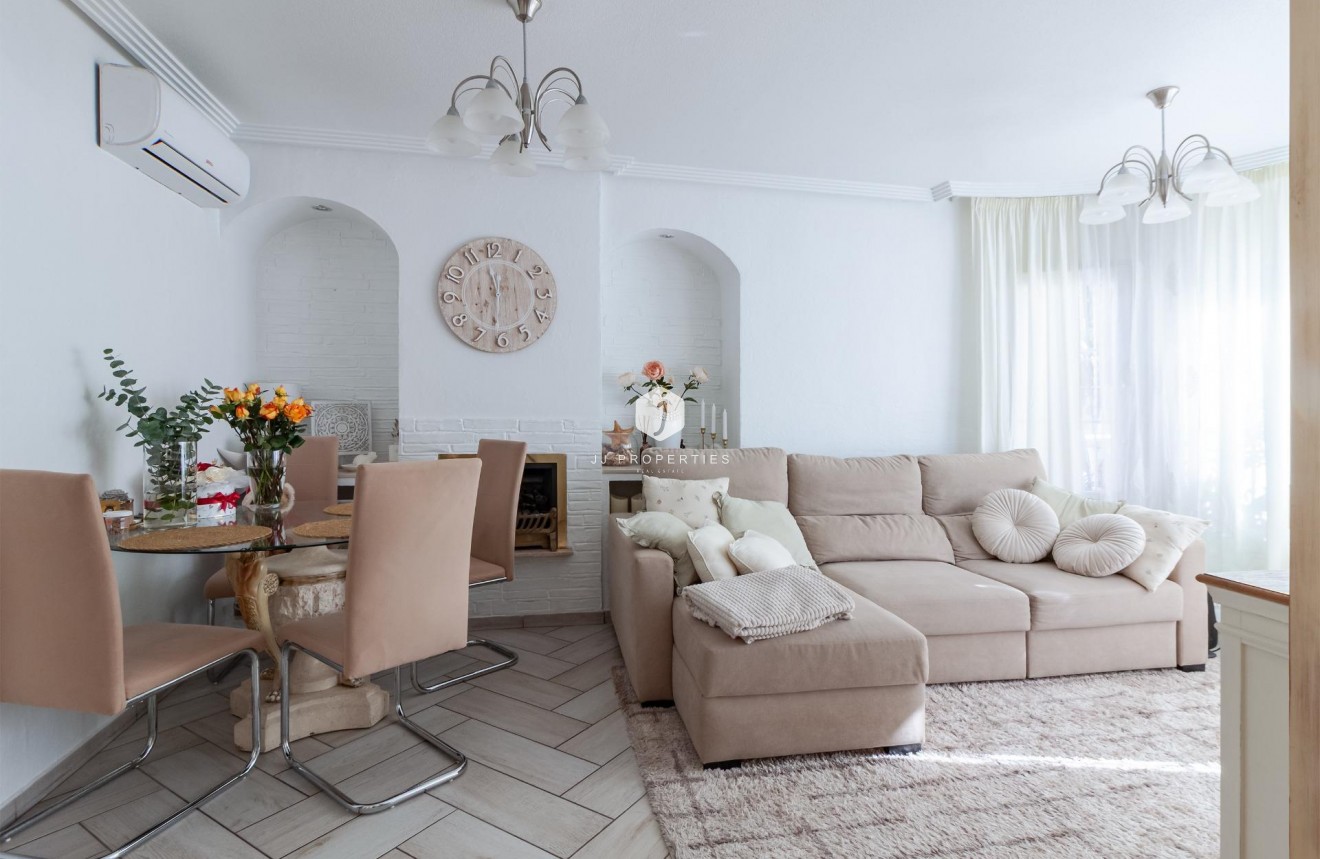 Z drugiej ręki - Villa -
Orihuela Costa - Los Almendros-la Florida