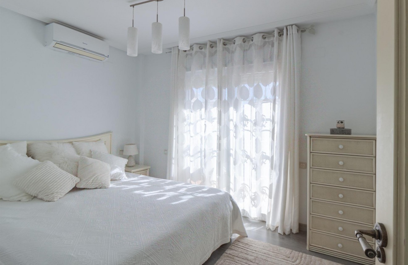 Z drugiej ręki - Villa -
Orihuela Costa - Los Almendros-la Florida