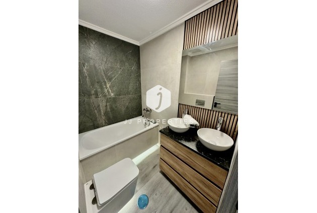 D'occasion - Appartement -
Torrevieja - Centro