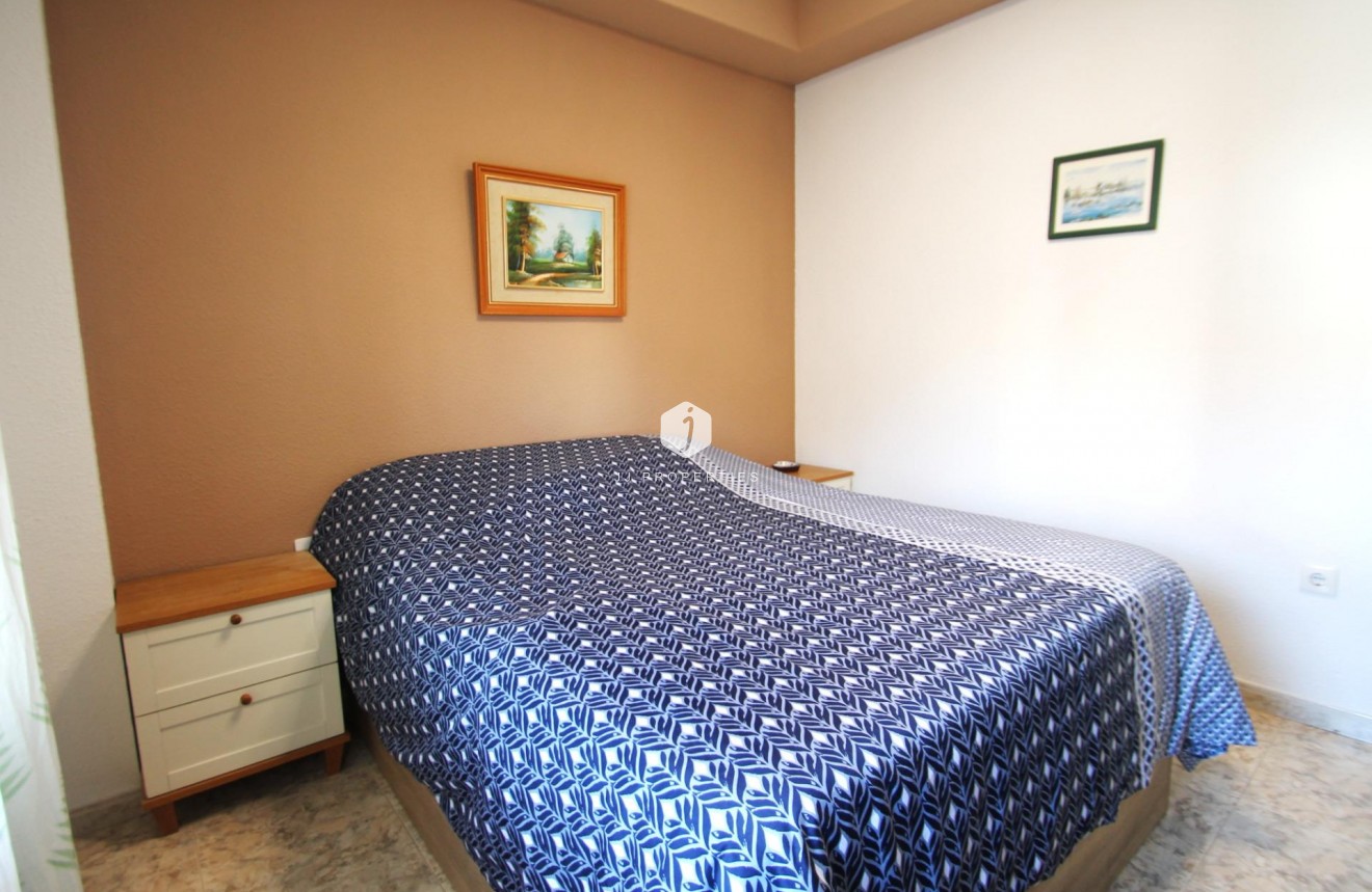 Z drugiej ręki - Mieszkanie w bloku -
Torrevieja - Playa de los Naufragos