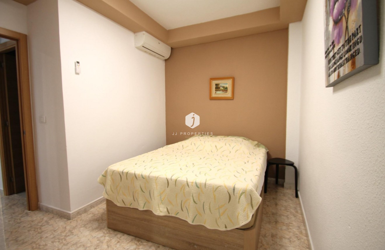 Z drugiej ręki - Mieszkanie w bloku -
Torrevieja - Playa de los Naufragos
