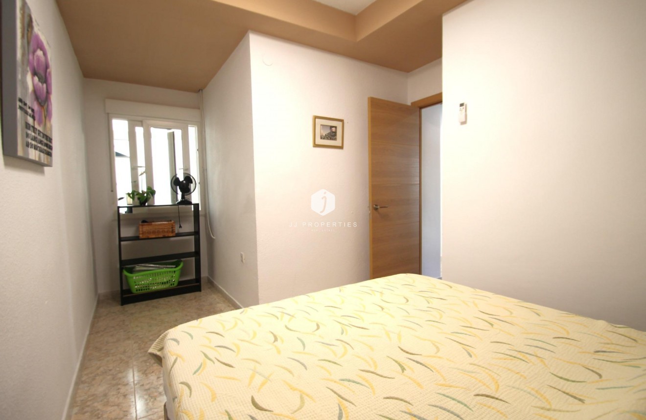 Z drugiej ręki - Mieszkanie w bloku -
Torrevieja - Playa de los Naufragos