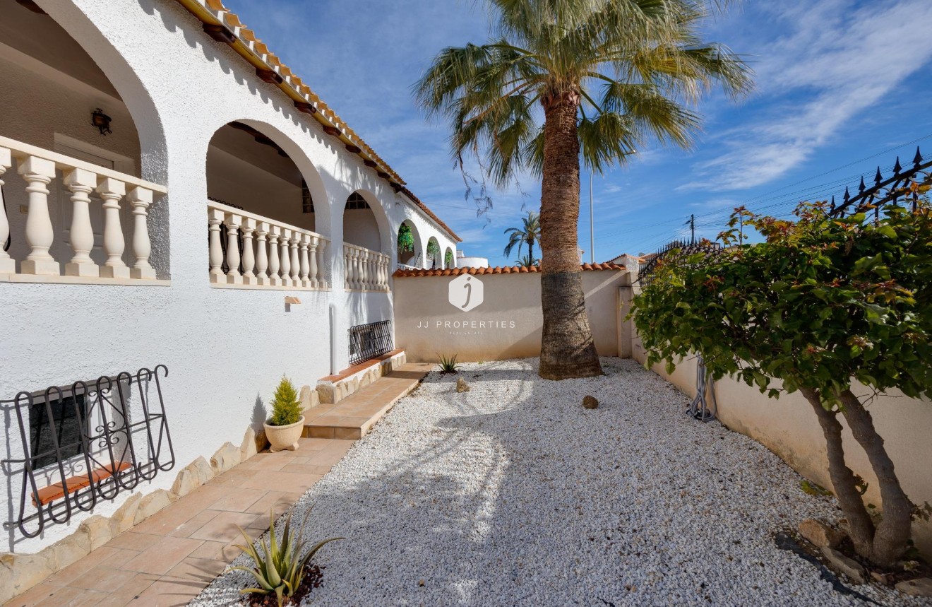 D'occasion - Villa -
Torrevieja - La Siesta - El Salado - Torreta