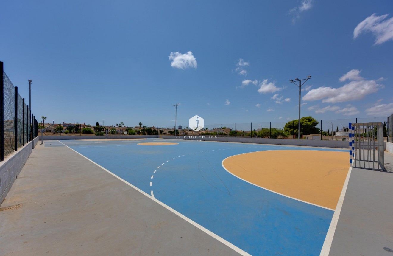 Z drugiej ręki - Szalet -
Torrevieja - La Siesta - El Salado - Torreta