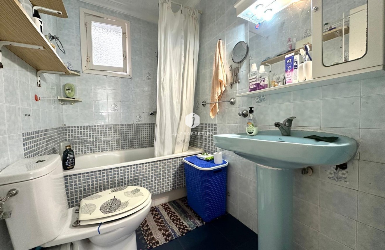 Aus zweiter Hand - Wohnung -
Torrevieja - Estacion de autobuses