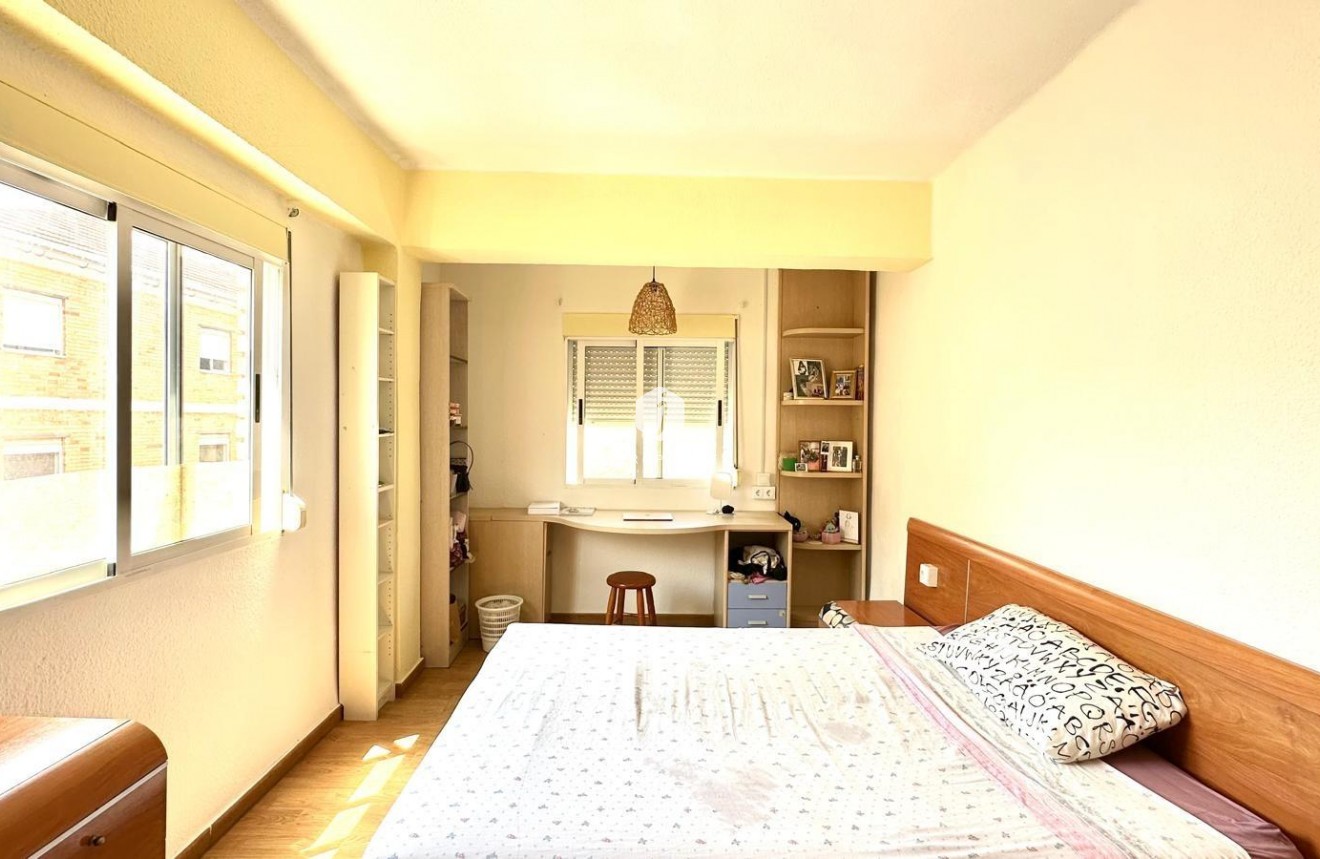 Aus zweiter Hand - Wohnung -
Torrevieja - Estacion de autobuses