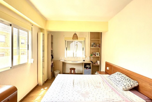 Aus zweiter Hand - Wohnung -
Torrevieja - Estacion de autobuses